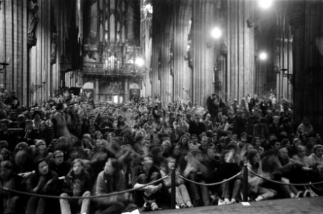 Pax Christie voettocht besloten met een bijeenkomst in de Sint Jans Kathedraal D, Bestanddeelnr 922-9023