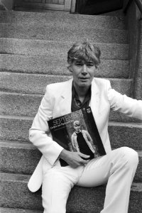 Paul van Vliet met zijn l.p. September, Bestanddeelnr 931-7086