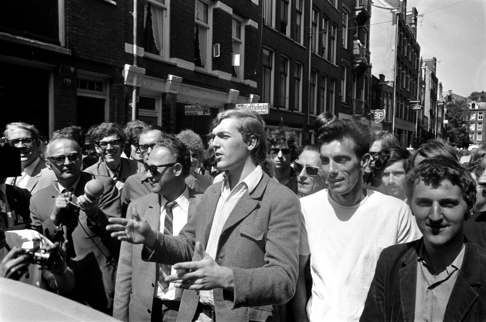 Paul Verhey na de uitspraak, Paul Verhey , na de uitspraak, klapt in de handen, Bestanddeelnr 922-5172