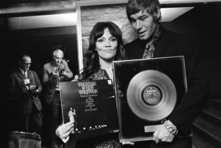 Paul van Vliet ontvangt gouden LP, Amsterdam, Bestanddeelnr 924-0450