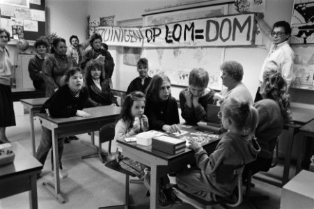 Paulusschool voor speciaal onderwijs te Amsterdam is bezet door ouders en kinder, Bestanddeelnr 934-4206
