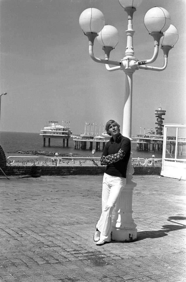 Paul van Vliet in Scheveningen voor affiche van zijn nieuwe programma Een avond , Bestanddeelnr 925-7329