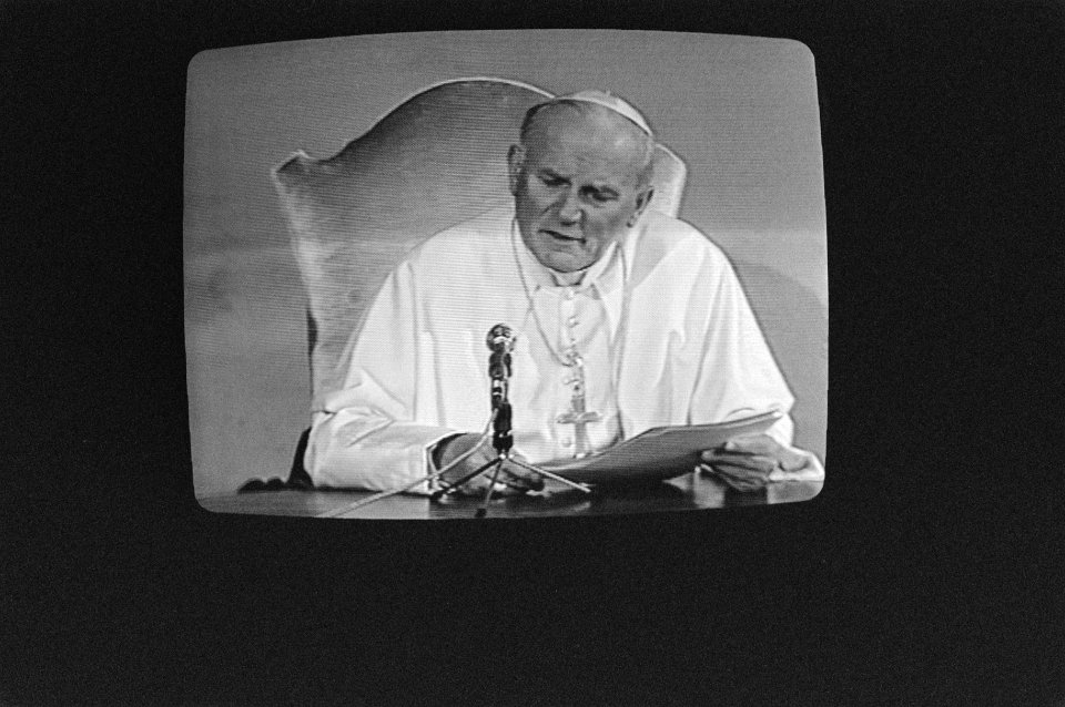 Paus houdt toespraak op de televisie in het Nederland, Bestanddeelnr 933-2899