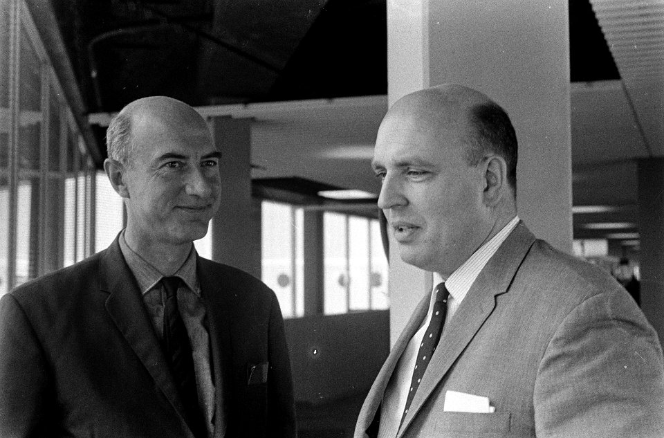 Paul van 't Veer (HVV) en Henk Neuman (Brandpunt) naar Vietnam. Hier op Schiphol, Bestanddeelnr 920-6423