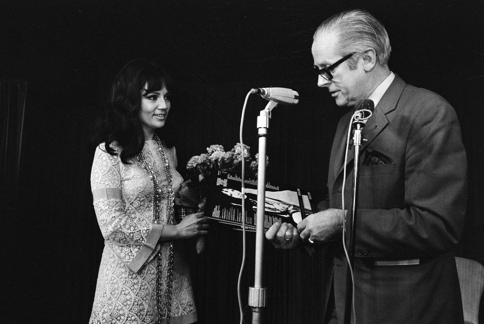 Paul van Vliet ontvangt gouden LP, Amsterdam Steinmetz, Thérèse zingt, Bestanddeelnr 924-0452