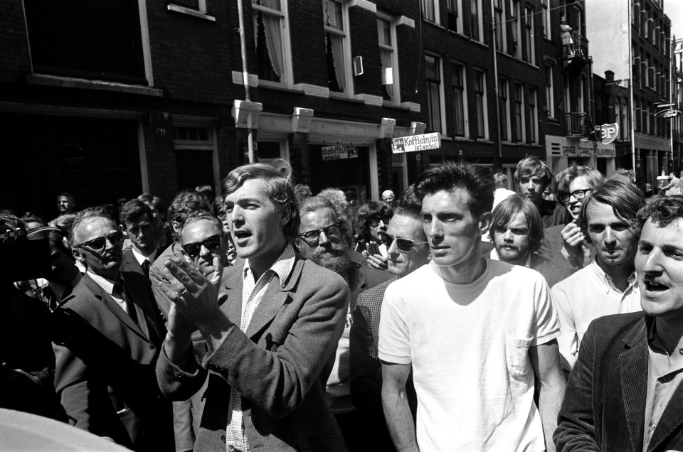 Paul Verhey na de uitspraak, Paul Verhey , na de uitspraak, klapt in de handen, Bestanddeelnr 922-5171