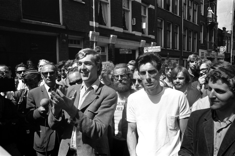 Paul Verhey na de uitspraak, Paul Verhey , na de uitspraak, klapt in de handen, Bestanddeelnr 922-5173