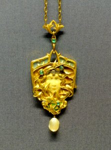 Pendant of woman's head amid thorns, Paris, c. 1900, gold, enamel, diamonds, brilliants, emeralds, baroque pearl - Hessisches Landesmuseum Darmstadt - Darmstadt, Germany - DSC01111
