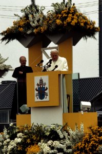 Pausbezoek aan Nederland, Paus Johannes Paulus II na aankomst op vliegveld Welsc, Bestanddeelnr 253-8905