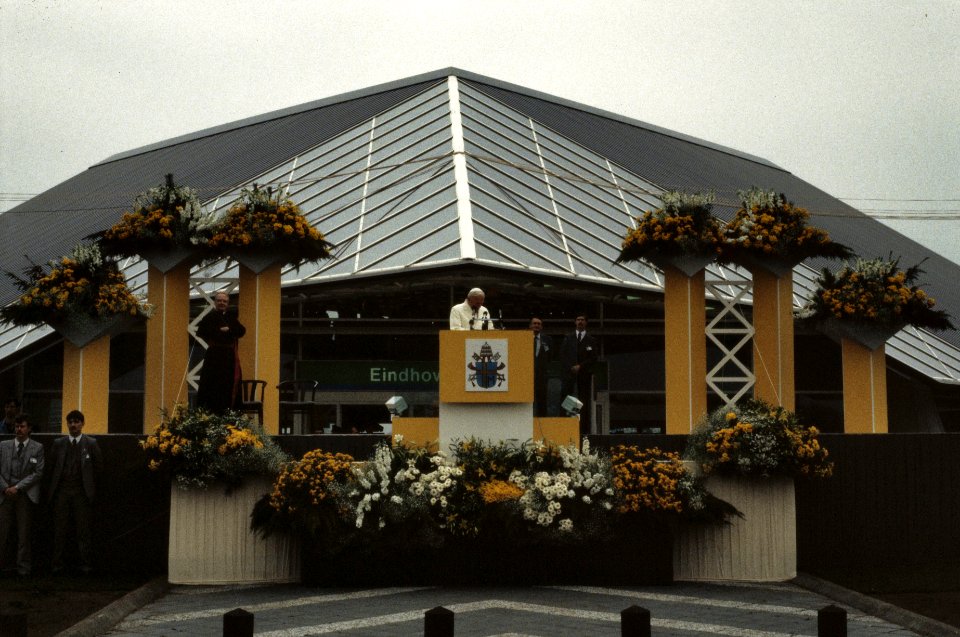 Pausbezoek aan NL, Paus Johannes Paulus II na aankomst op vliegveld Welschap nr, Bestanddeelnr 253-8906