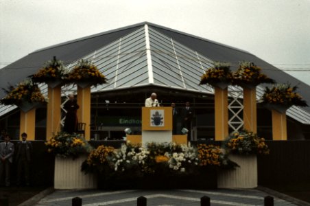 Pausbezoek aan NL, Paus Johannes Paulus II na aankomst op vliegveld Welschap nr, Bestanddeelnr 253-8906