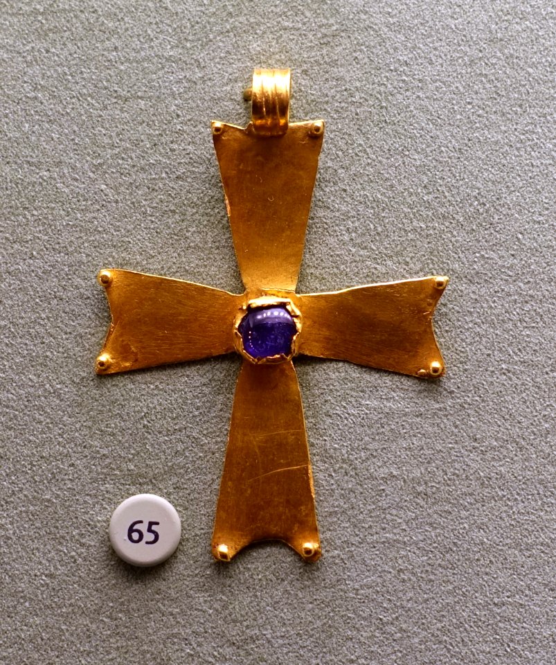 Pendant cross, Early Byzantine, c. 500-600 AD, gold, glass - Morgan Library & Museum - New York City - DSC06644