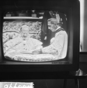 Paus Paulus heeft in de Sint Pieter te Rome het Concillie geopend vanaf televisi, Bestanddeelnr 915-5796