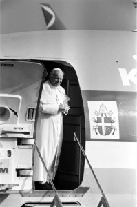 Paus Johannes Paulus II vertrekt van Schiphol, Bestanddeelnr 933-3292