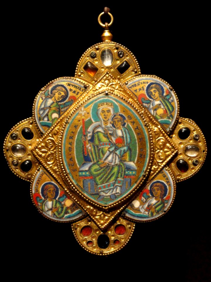 Pendant with the Virgin and Child, about 1160-1170 AD, Mosan, Circle of Godefroid de Huy, gilded copper and enamel - Cleveland Museum of Art - DSC08587