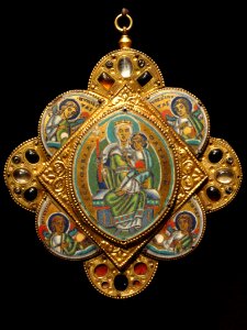 Pendant with the Virgin and Child, about 1160-1170 AD, Mosan, Circle of Godefroid de Huy, gilded copper and enamel - Cleveland Museum of Art - DSC08587
