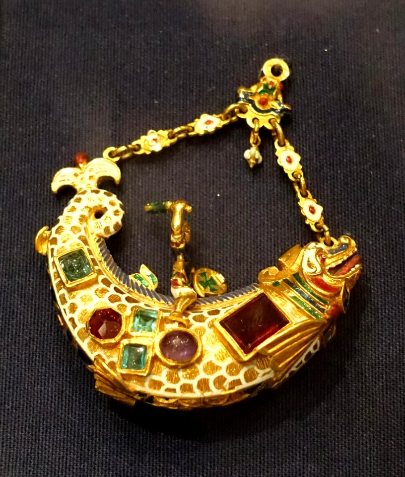 Pendant in the shape of a dolphin, 1550-1600 AD, gold, enamel, precious stones - Museo Nacional de Artes Decorativas - Madrid, Spain - DSC08022