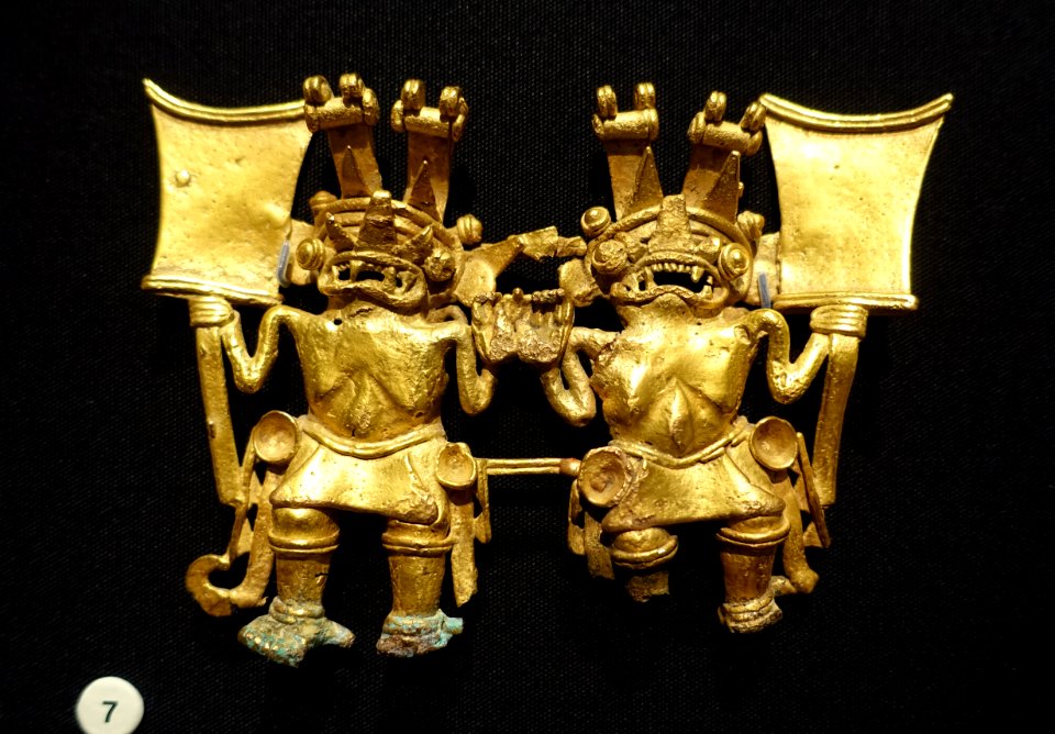 Pendant with two figures, probably Parita style, Azuero Peninsula, Panama, probably c. 700-1520 AD, gold-copper alloy (tumbaga) - Dallas Museum of Art - DSC04676