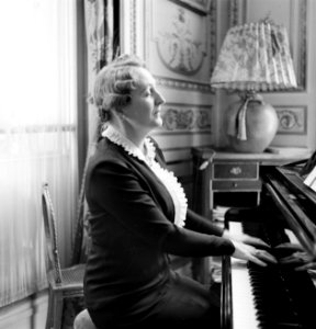 Pavla Vachková-Osuská, echtgenote van diplomaat Štefan Osuský, zingt en speelt p, Bestanddeelnr 255-8788