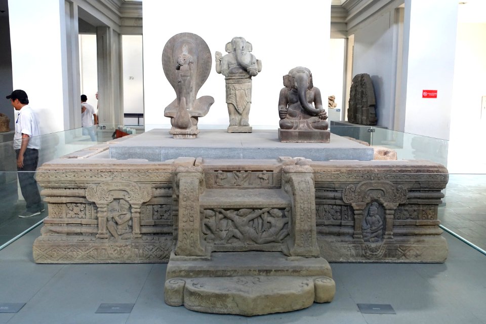 Pedestal, My Son E1, view 1, 7th century, Quang Nam - Museum of Cham Sculpture - Danang, Vietnam - DSC01700
