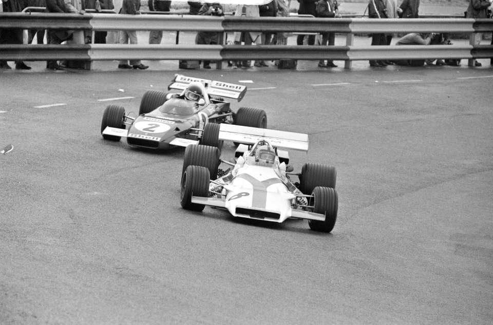 Pedro Rodriguez (r) en Jacky Ickx, Bestanddeelnr 924-6666