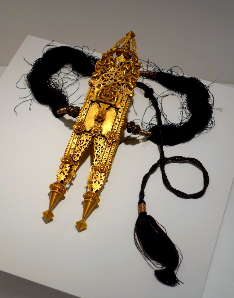 Pendant (thali), India, early 1900s AD, gold - Dallas Museum of Art - DSC04957