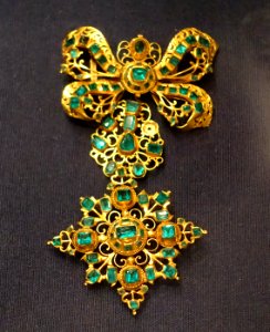 Pendant, 18th century, gold and glass - Museo Nacional de Artes Decorativas - Madrid, Spain - DSC08025