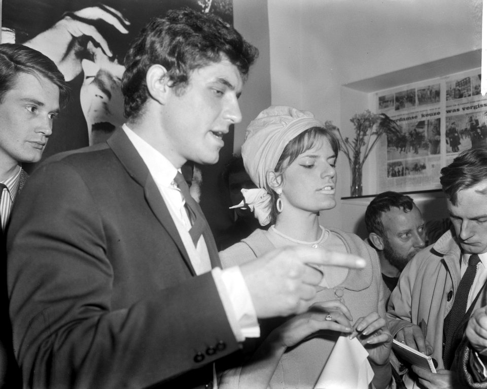 Persconferentie in gebouw aan Prinsengracht 820 , Lucia Post en Joop Dekker wijz, Bestanddeelnr 918-9428