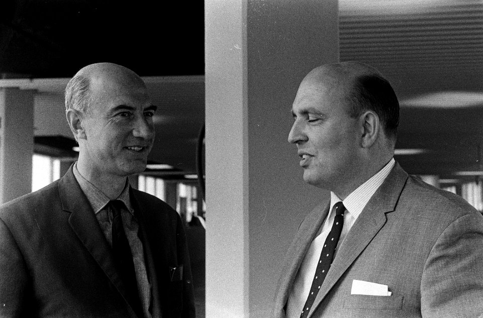 Paul van 't Veer (HVV) en Henk Neuman (Brandpunt) naar Vietnam. Hier op Schiphol, Bestanddeelnr 920-6424