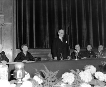PEN Congres Indisch Museum , internationale voorzitter Charles Morgan spreekt, Bestanddeelnr 906-5329