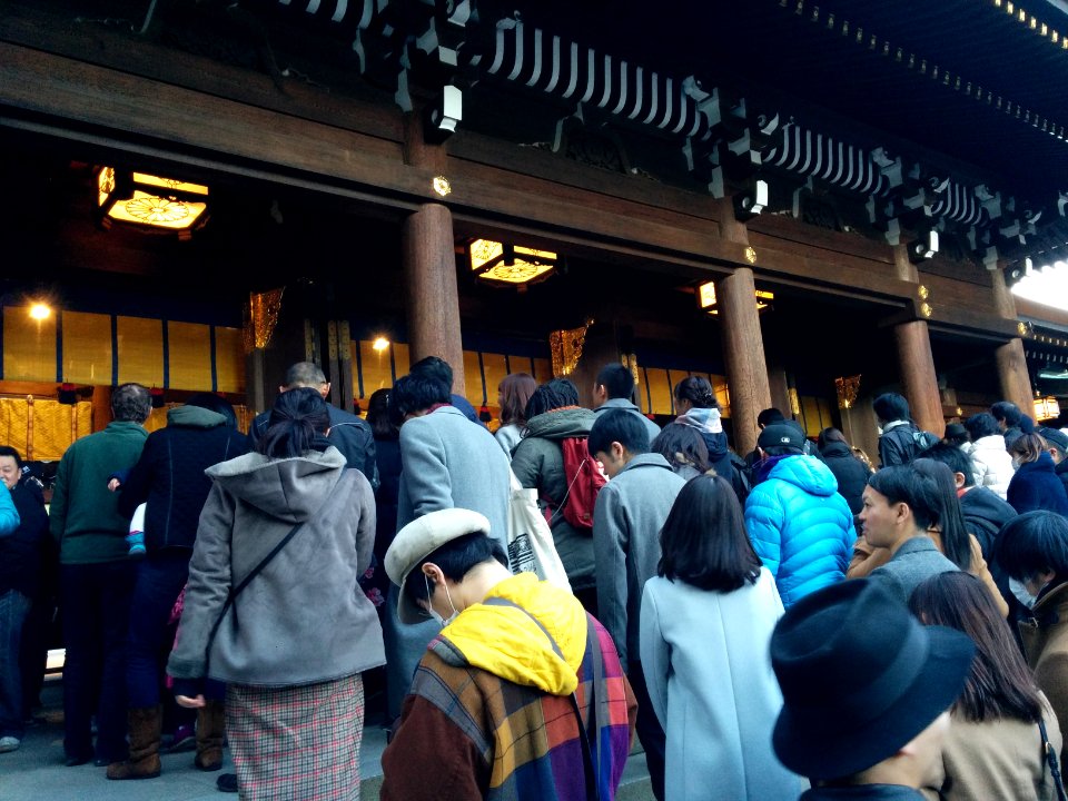 People lining up for hatsumode in Meiji shrine