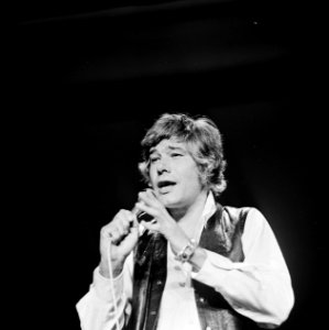 Paul van Vliet tijdens repetitie voor Engels programma, Bestanddeelnr 926-5265