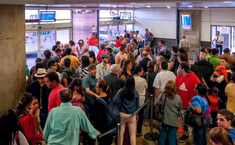 People line in Maiquetía Airport