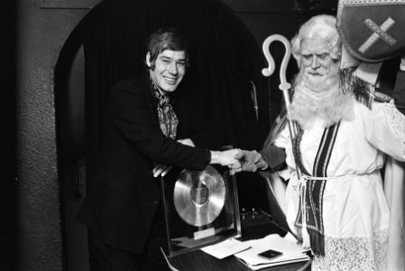 Paul van Vliet ontvangt gouden LP, Amsterdam Paul van Vliet en Sint, Bestanddeelnr 924-0449