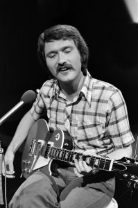Pelle Carlsson (zanger) in programma muziekmotief van EO, Bestanddeelnr 927-3770