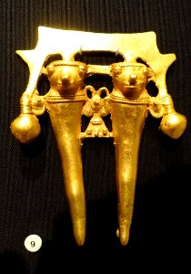 Pendant bell with two tusk-shaped figures, Veraguas-Greater Chiriqui style, Panama, c. 900-1520 AD, gold - Dallas Museum of Art - DSC04678