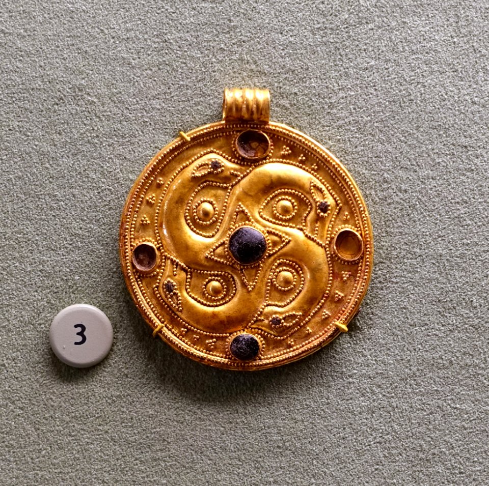Pendant, Eastern Black Sea, c. 100 BC to 200 AD, gold, glass - Morgan Library & Museum - New York City - DSC06634
