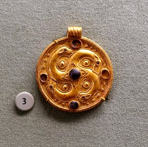 Pendant, Eastern Black Sea, c. 100 BC to 200 AD, gold, glass - Morgan Library & Museum - New York City - DSC06634