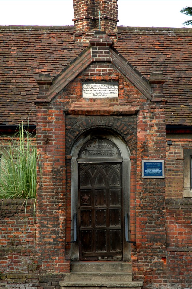 Pemberton-Alms-houses-gate-20050920-001