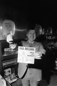 Paul Rollman met plaatje Mag ik effe adem hale , Amsterdam, Bestanddeelnr 924-1462
