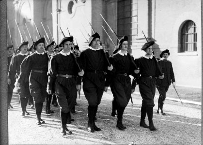 Peloton marcheert in exercitie-tenue met geweer, Bestanddeelnr 190-0984