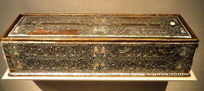 Pen box (Qalamdan) by Shaykh Muhammad (Shaykh Kamal Sabzavar), 1587, Gujarat, India, lacquered teakwood with mother-of-pearl inlay - Freer Gallery of Art - DSC05236