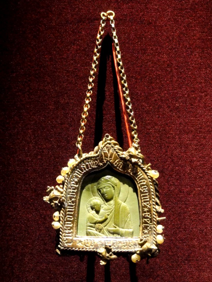 Pendant Icon with the Virgin Dexiokratousa, Byzantine carving of steatite, 1100s, German silver frame, mid 1300s - Cleveland Museum of Art - DSC08414