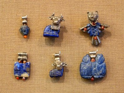 Pendants, Tell Asmar, North Palace, room E 16 in hoard 11, Early Dynastic period, 2900-2350 BC, lapis lazuli, silver, carnelian - Oriental Institute Museum, University of Chicago - DSC07316