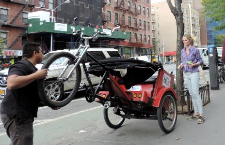 Pedicab setting down 9 Av jeh