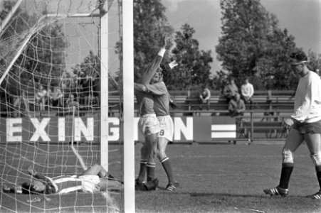 Peil (Volewijckers) wordt gefeliciteerd door clubgenoot, Alferink ligt verslagen, Bestanddeelnr 921-6048
