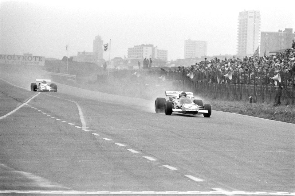 Pedro Rodiguez (l) en Jacky Ickx in actie, Bestanddeelnr 924-6662