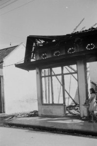 Pekalongan Hier werd de toko van de Chinese Toekang Gigi (inheems tandheelkundi, Bestanddeelnr 342-1-5