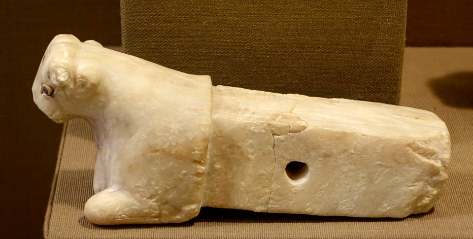 Peg with head and body of a bull, Nippur, Inanna Temple VIIB, Early Dynastic period, 2800-2600 BC, gypsum, mother-of-pearl, shell, lapis lazuli - Oriental Institute Museum, University of Chicago - DSC07355