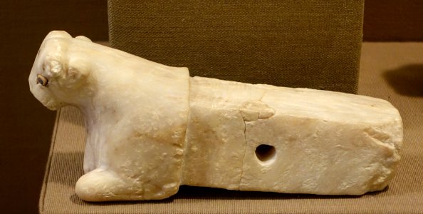 Peg with head and body of a bull, Nippur, Inanna Temple VIIB, Early Dynastic period, 2800-2600 BC, gypsum, mother-of-pearl, shell, lapis lazuli - Oriental Institute Museum, University of Chicago - DSC07355